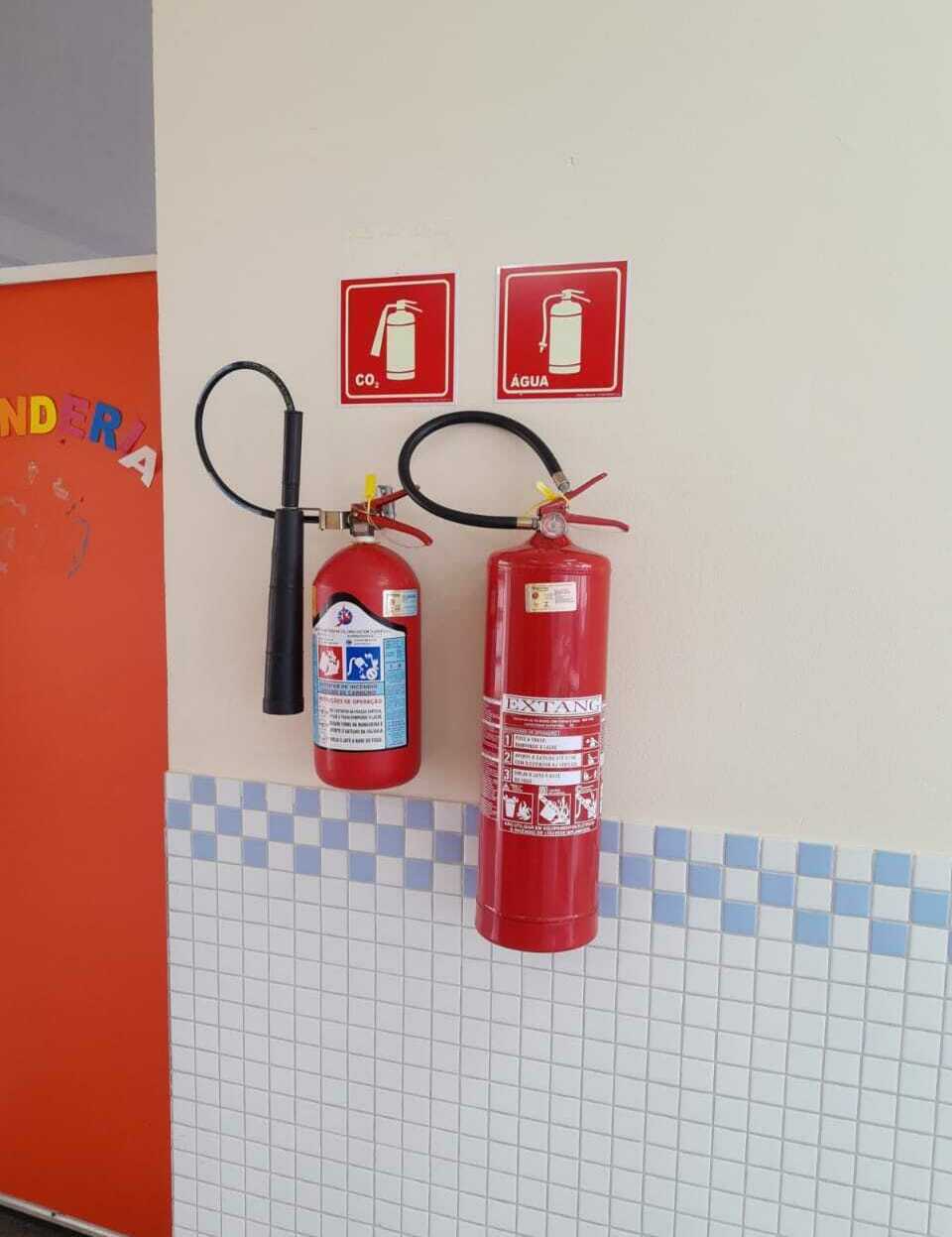 Fornecimento de Instalação de Extintores de Placas de Sinalização de Incêndio